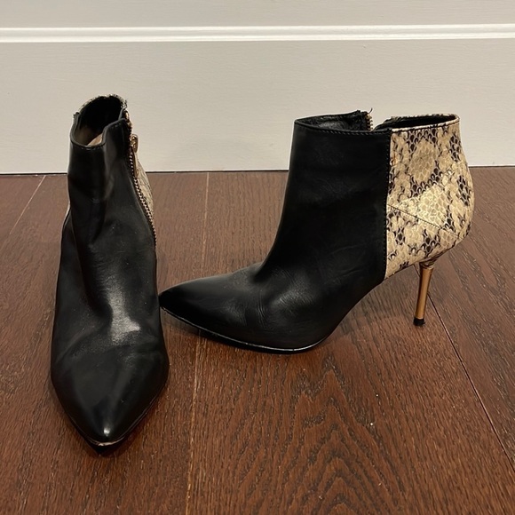 Vince Camuto Signature Black Booties Size 6.5 - Picture 1 of 9